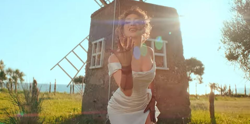 Melinda Ademi publikon këngën e re "Kiss Me"