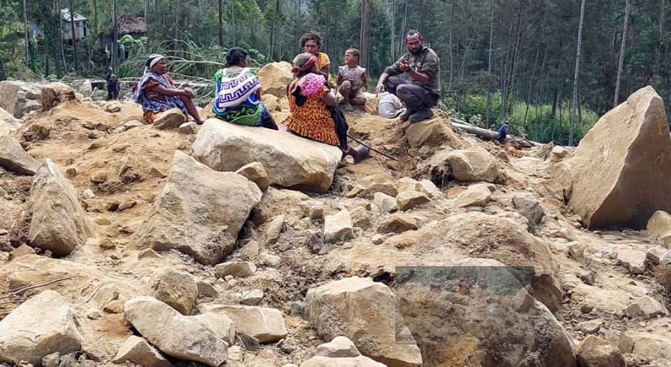 Rreth 2 mijë të vdekur nga rrëshqitja e dheut në Papua New Guinea, të mbijetuarit po gërmojnë me duar dhe lopata