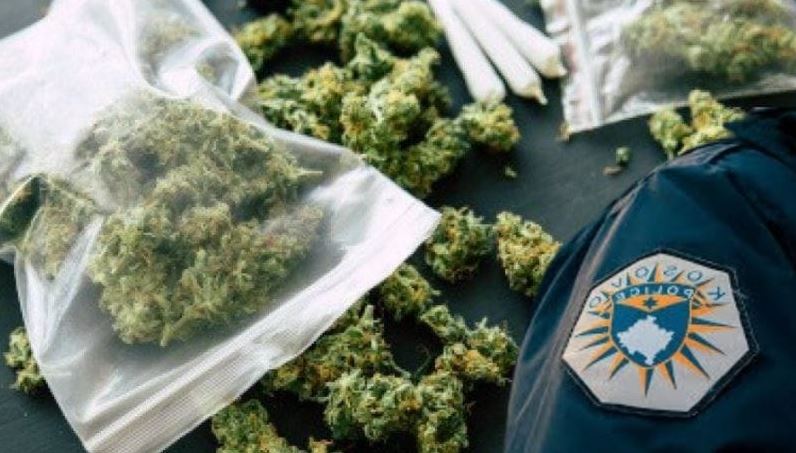 Drogë në bodrumin e një banese në Mitrovicë  policia në kërkim të pronarit