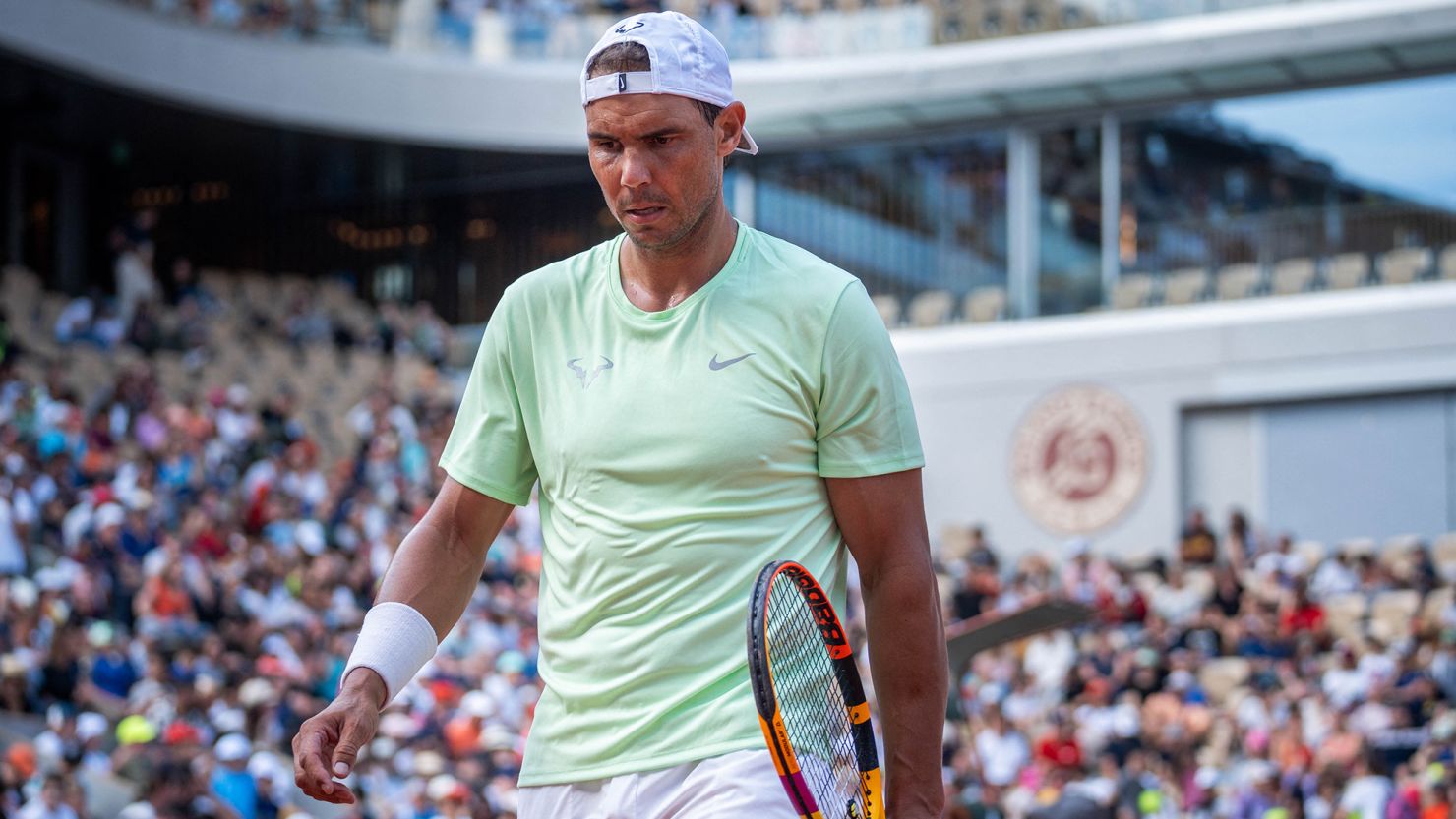 Roland Garros, Mbreti i dheut gjunjëzohet në rundin e parë në pjesëmarrjen “lamtumirëse”