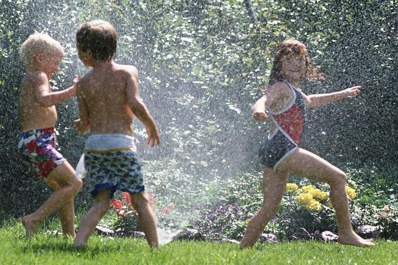 Spërkatësit e barit i ekspozuan fëmijët ndaj ujit të kontaminuar me E. coli
