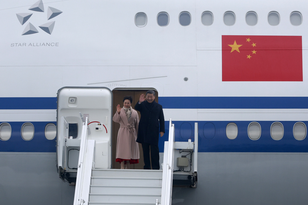 Presidenti kinez mbërrin në Serbi në 25-vjetorin e bombardimit të NATO-s ndaj Ambasadës Kineze