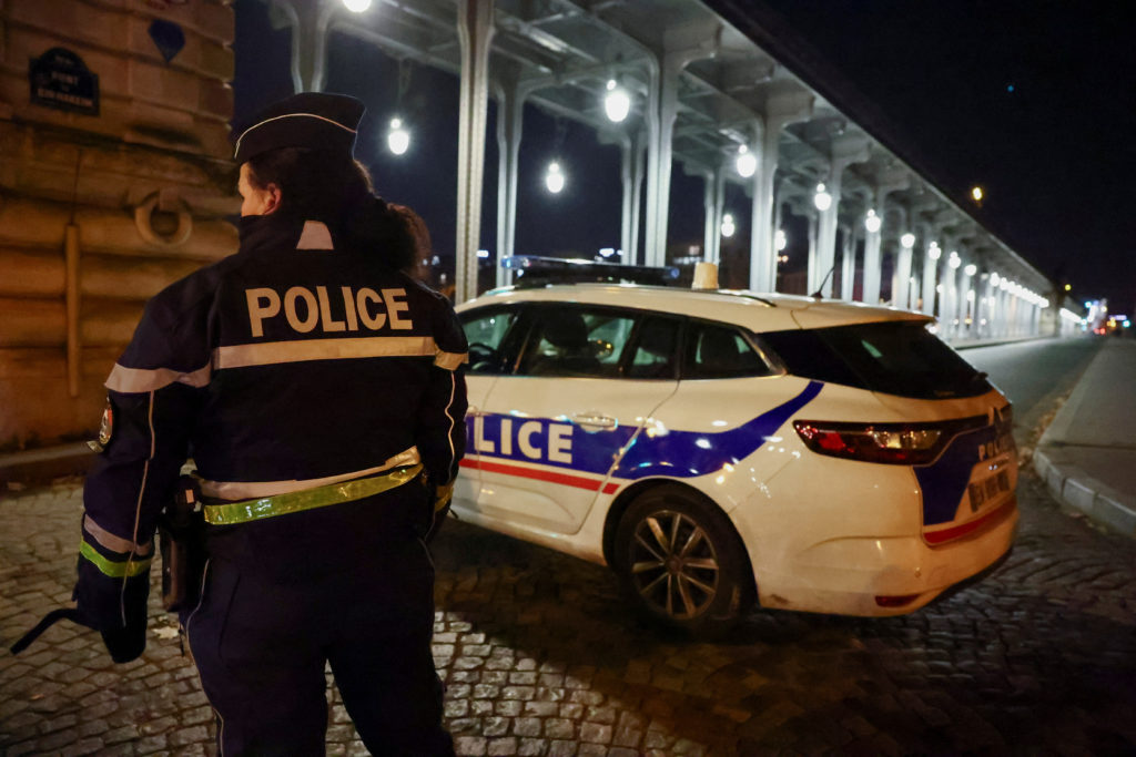 Një oficere policie në Francë po merret në pyetje pasi qëlloi për vdekje në gjoks, një 19 vjeçar