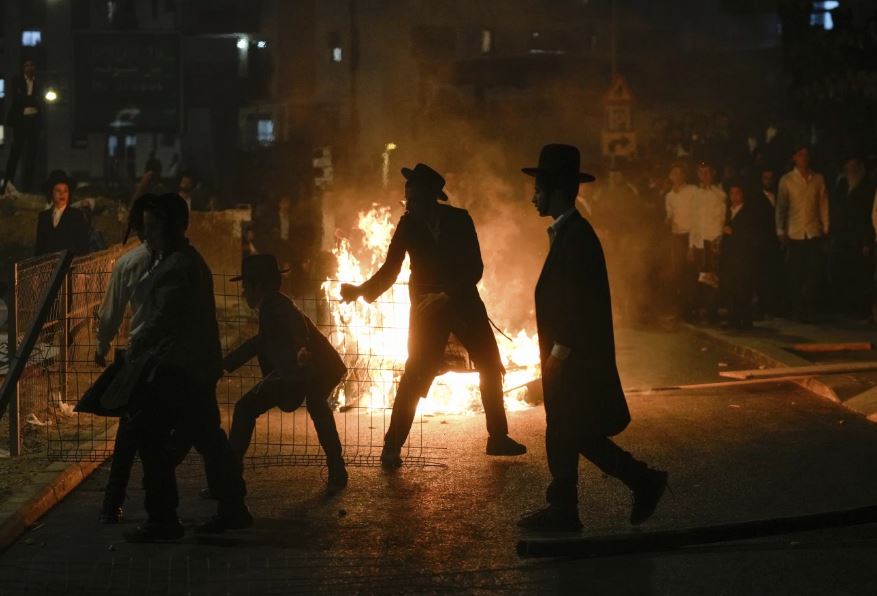 Çifutët ultra-ortodoksë djegin plehra gjatë një proteste në Jerusalem kundër rekrutimit në ushtrinë izraelite. 30 qershor 2024, Foto: AP.