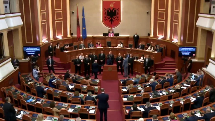 Opozita shqiptare kërkon futjen e Berishës në grupin parlamentar, Nikolla përjashton Nokën pas debateve