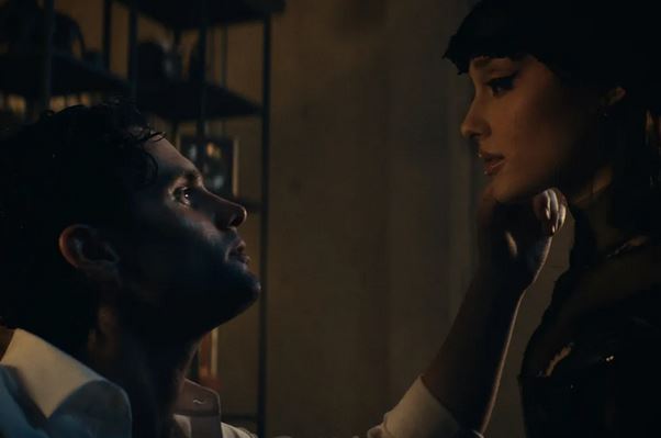Ariana Grande publikon videoklip të ri! (VIDEO)