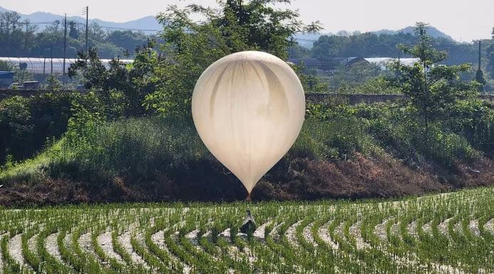 Koreja e Jugut po pezullon një ujdi ushtarake me Veriun pas tensioneve mbi balonat