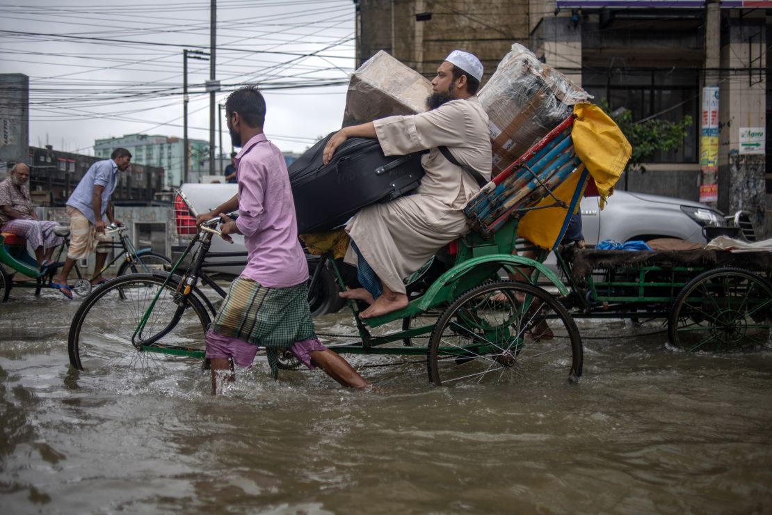 Rreth 2 milionë të bllokuar pasi vala e dytë e përmbytjeve shkatërruese godet Bangladeshin