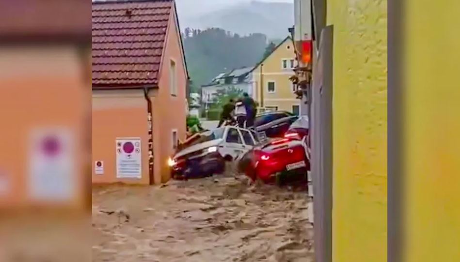 Shoferi i ekskavatorit humb jetën nga përmbytjet në Austri