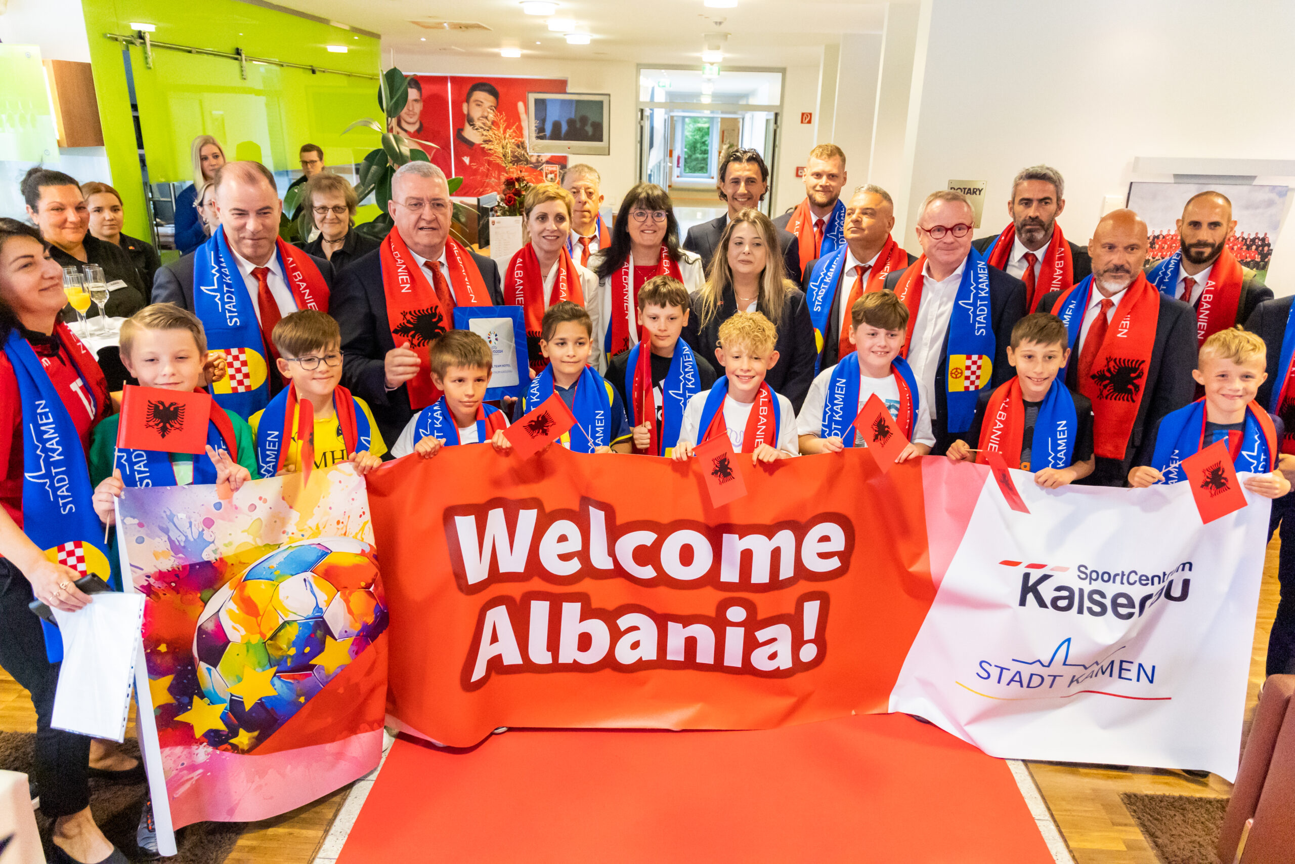 Kombëtarja shqiptare pritet me entuziazëm në Kaiserau nga tifozët kuqezinj