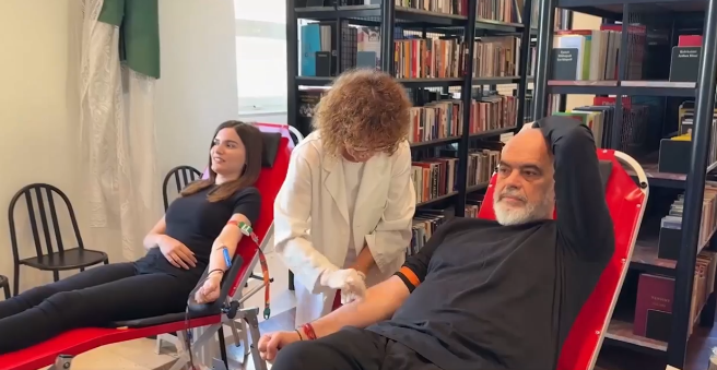Rama dhuron gjak në kryeministri (VIDEO)