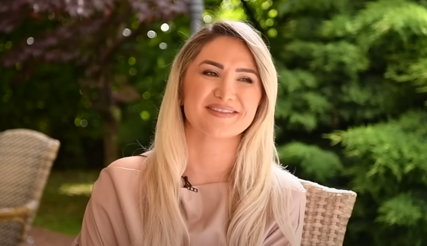 Engji flet për njohjen me të fejuarin: Ai s’më ka njohur si këngëtare, s’ma ka ditur as emrin