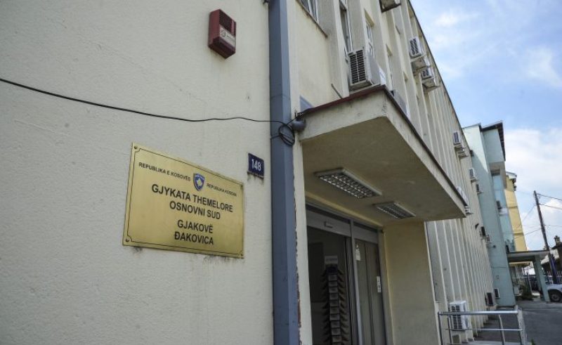 Një vit e tre muaj burgim burrit nga Gjakova që kanosi gruan e tij me armë