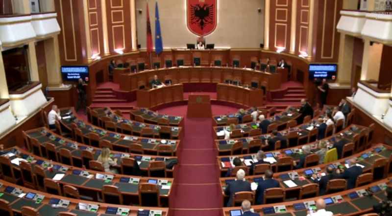 Opozita në Shqipëri rikthehet në Kuvend, kërkojnë largimin e Spiropalit
