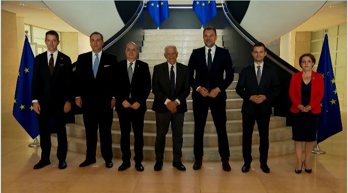 Fotografia familjare e ministrave te Ballkanit me Borrell