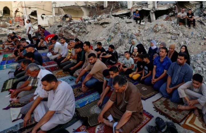 Palestinezët e falin namazin e Kurban Bajramit të rrethuar nga rrënojat