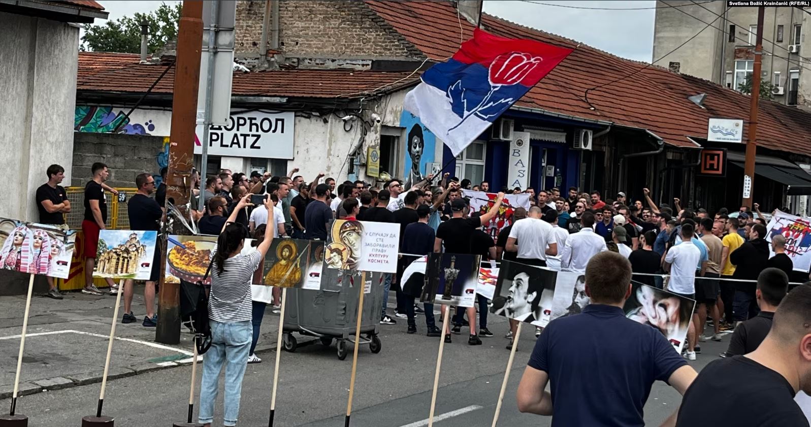 Djathtistët në Serbi bllokojnë festivalin “Mirëdita, dobar dan”