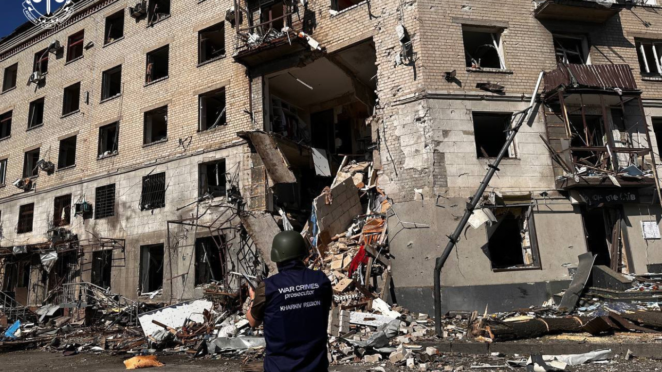 Tre të vrarë pasi Rusia godet një ndërtesë apartamentesh në Kharkiv