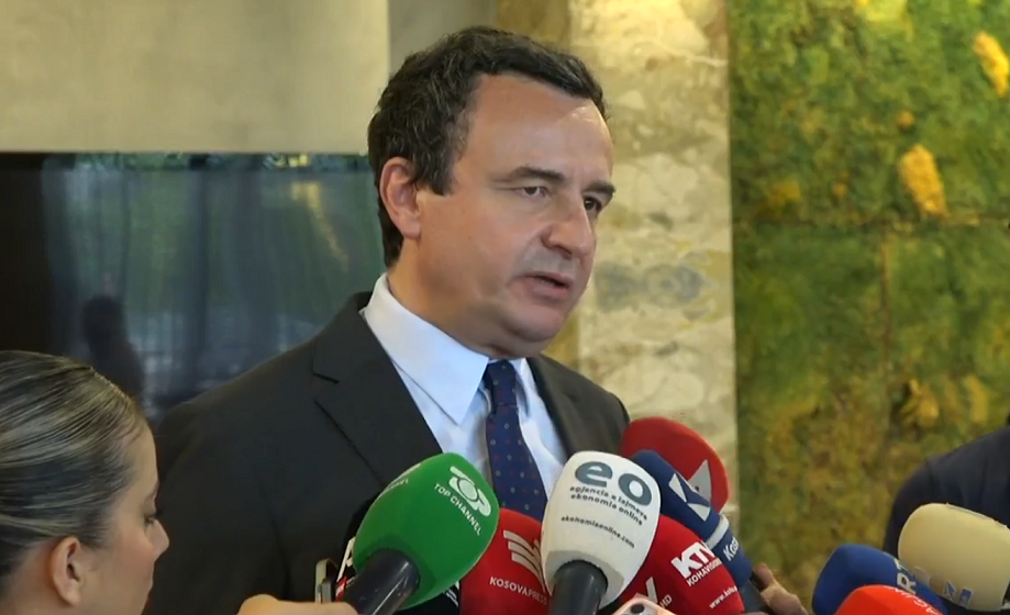 Kryeministri i vendit, Albin Kurti, gjatë një konference me gazetarë