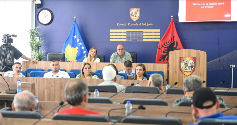 Kryetari i Podujevës, Shpejtim Bulliqi në takim publik me qytetarë.