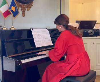 Ambasadorja e Kosovës i dedikon tributë Italisë në 78-vjetorin e Republikës