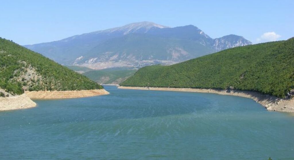Një 35-vjeçare gjendet e mbytur në liqenin e Fierzës