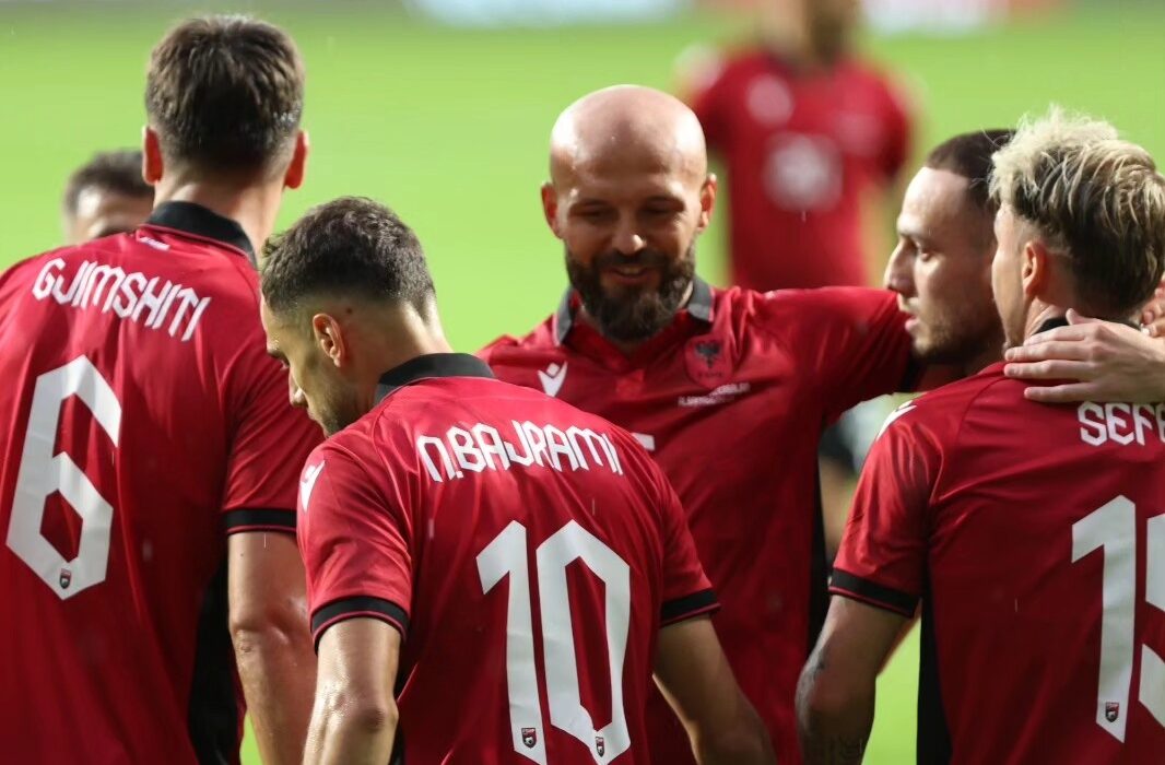 Lojtarët kuqezi duke festuar golin ndaj Azerbajxhanit