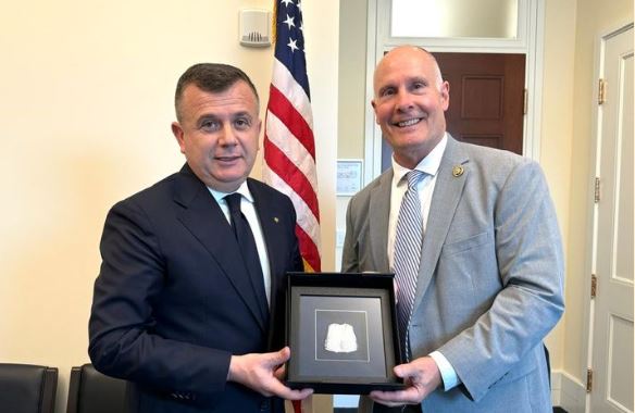 Ministri i Brendshëm i Shqipërisë, Taulant Balla u takua në Uashington, me Kryetarin e Komisionit Special në Kongresin Amerikan, John Moolennar