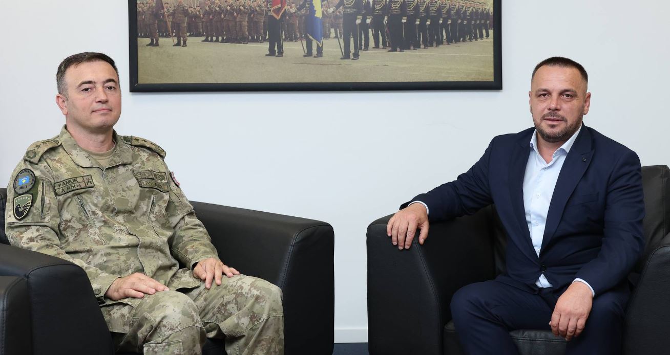 Ministri i Mbrojtjes, Ejup Maqedonci priti në takim lamtumirës këshilltarin bilateral të Forcave të Armatosura të Turqisë, Mustafa Pamuk.