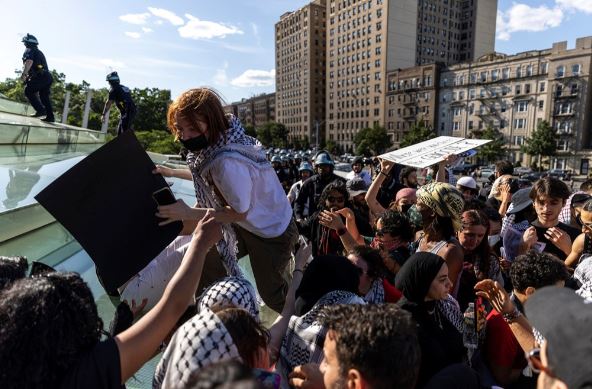 Protestuesit pro-palestinezë pushtojnë muzeun e New Yorkut