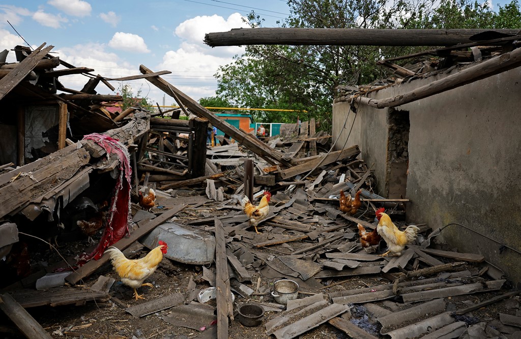 Pamje të shtëpive të rrënuara pas granatimeve në Donetsk të Ukrainës