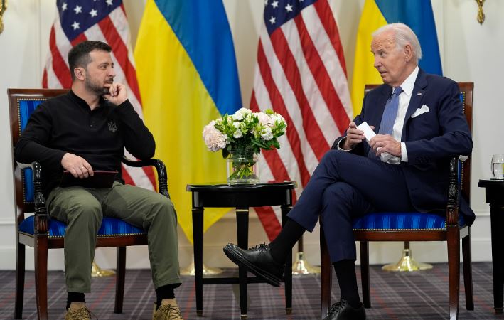 Biden i kërkon falje Zelenskyt për vonesën në miratimin e paketës së ndihmës për Ukrainën