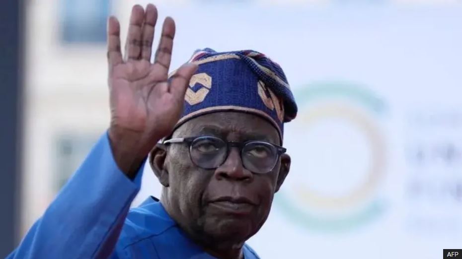 Presidenti i Nigerisë, Tinubu rrëzohet gjatë një ceremonie