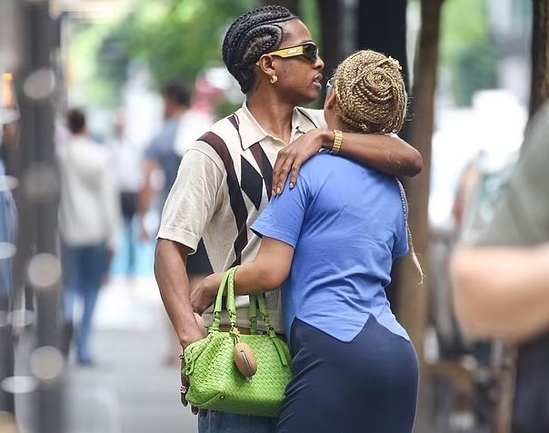 Rihanna më e dashuruar se kurrë