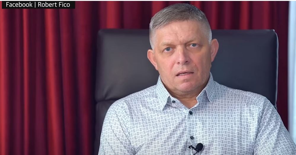 'Nuk ndjej urrejtje': Kryeministri sllovak flet për herë të parë që nga atentati (VIDEO)