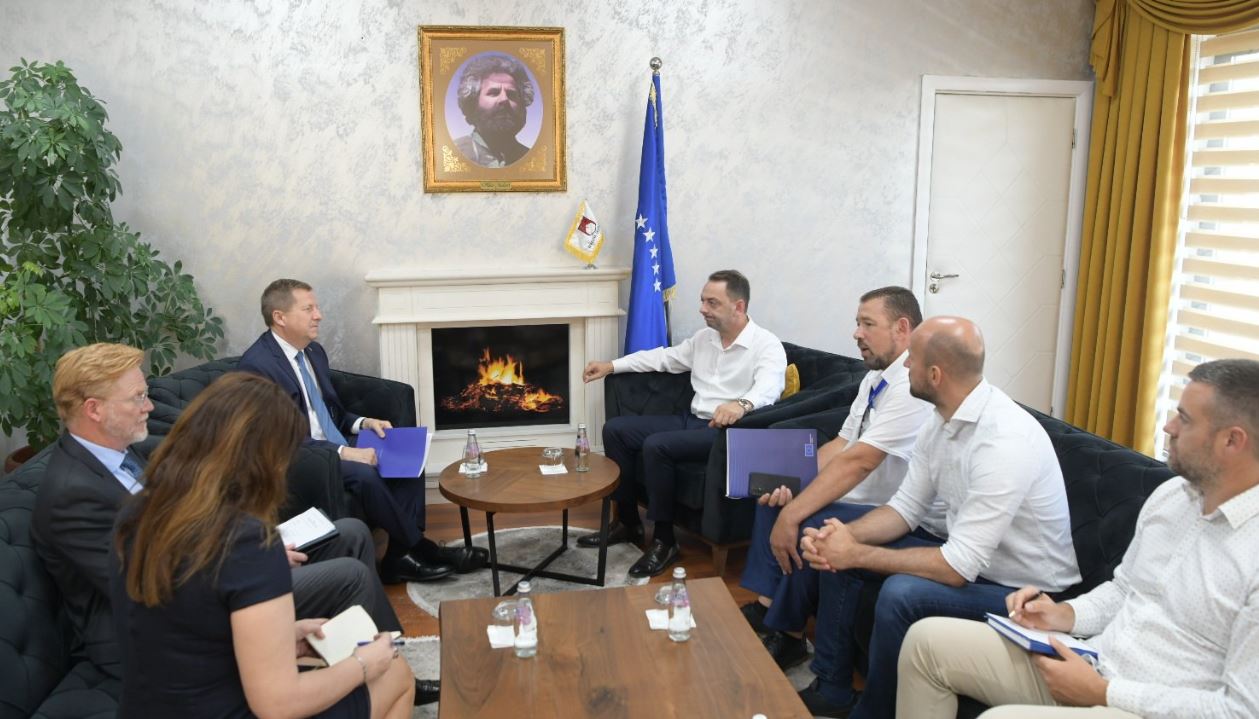 Szunyog viziton edhe Skënderajn, bisedon me Nurën për zhvillimet e qytetit