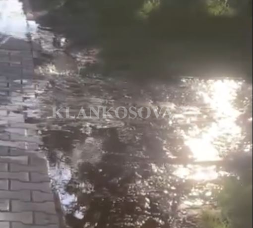 Shpërthen gypi i kanalizimit në Toukbahçe