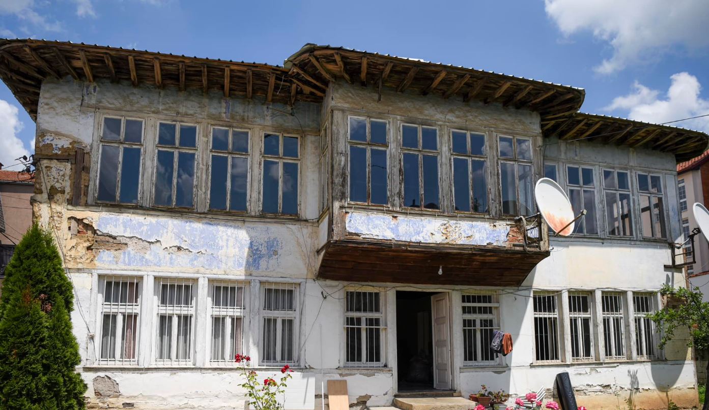 Nis restaurimi i shtëpisë së Hynilerëve, një prej shtëpive më të vjetra në Prishtinë