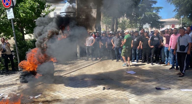 Kuvendi i Shqipërisë nis me tensione, jashtë protestuesit sulmojnë policinë