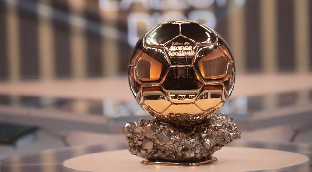 Këta janë futbollistët e nominuar për "Topin e artë"