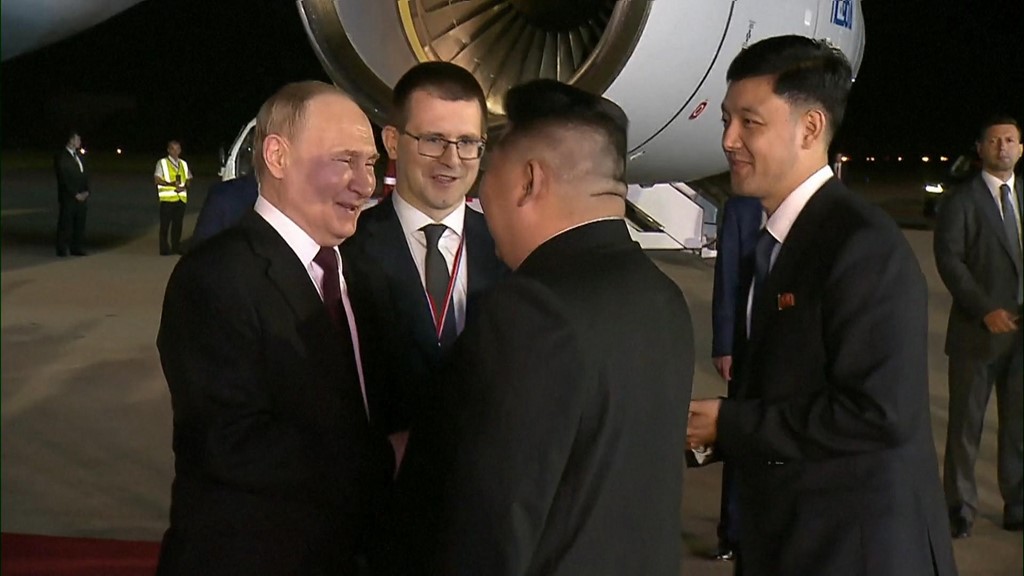 Kim Jong Un pret Putinin në Korenë e Veriut, dalin pamjet e para të takimit të tyre