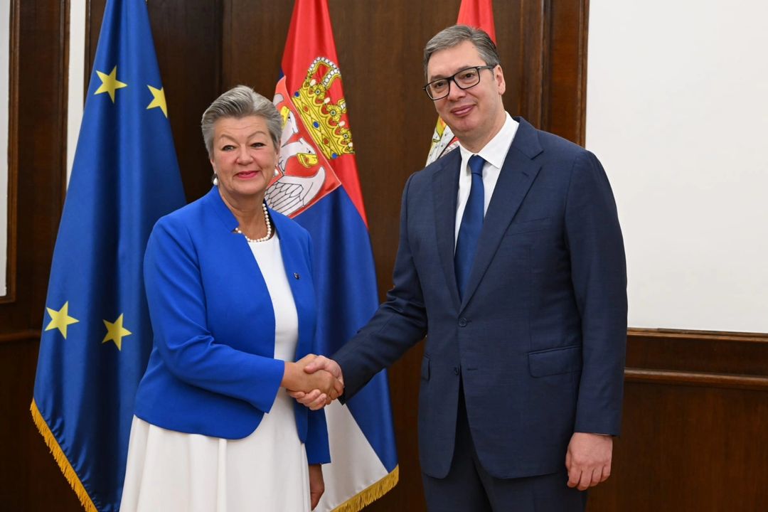 Një ditë para takimit me Kurtin, Vuçiq i flet eurokomisioneres Johansson për dialogun
