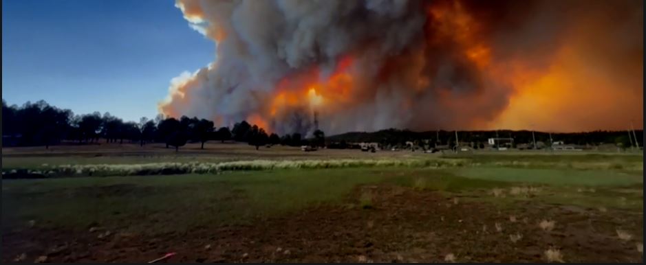 Zjarri në New Mexico, banorët detyrohen të evakuohen (VIDEO)