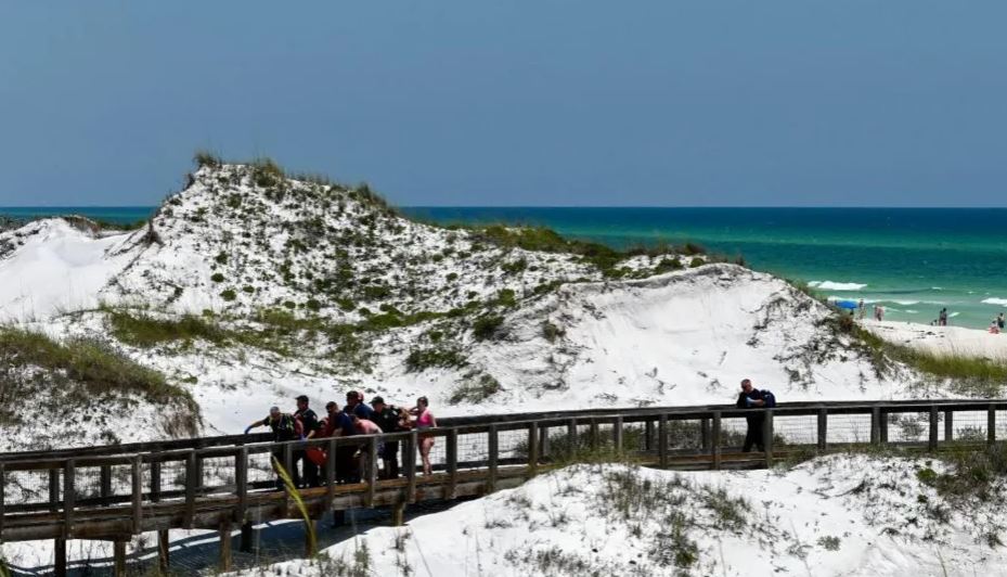 Tre notarë lëndohen rëndë nga sulmet e peshkaqenëve në Florida