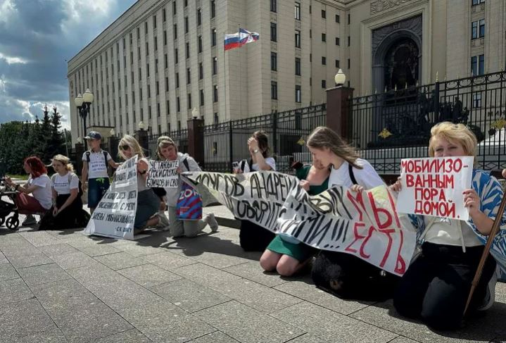 Gratë ruse protestojnë, kërkojnë kthimin e disa ushtarëve të mobilizuar nga fronti në Ukrainë