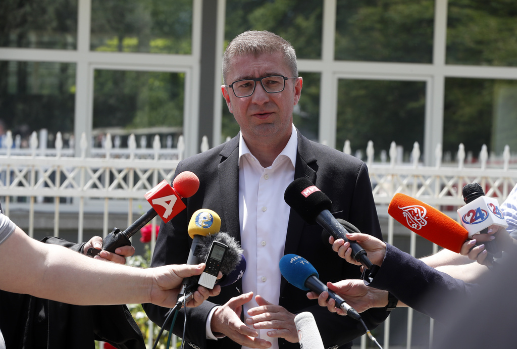 Maqedoni: Mickoski e dorëzoi propozimin për përbërjen e qeverisë së re – shqiptarët me 6 ministri