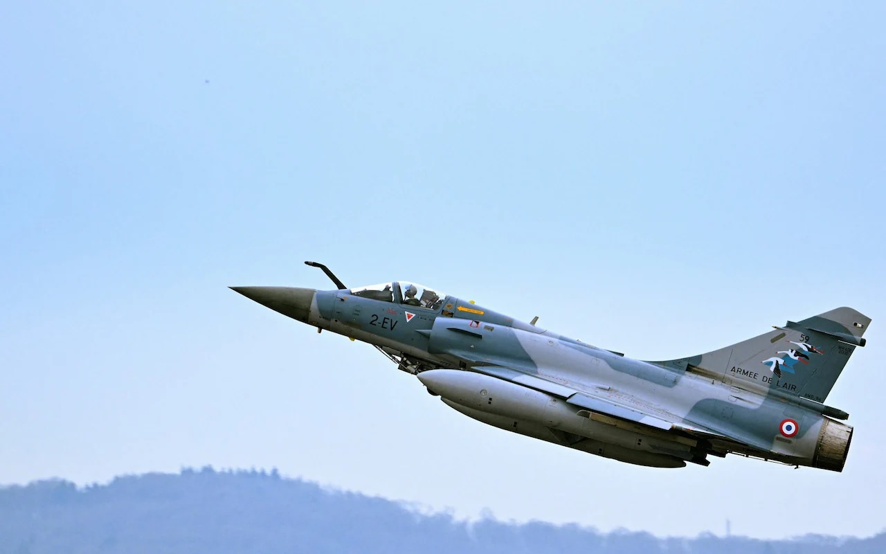 Franca do t’i shesë Ukrainës avionë luftarakë, të ngjashëm u përdorën kundër Serbisë më 1999