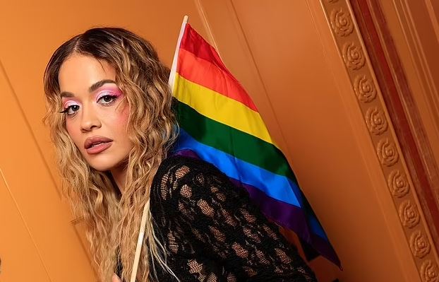Rita Ora guxon me veshjen në festën e komunitetit LGBT+
