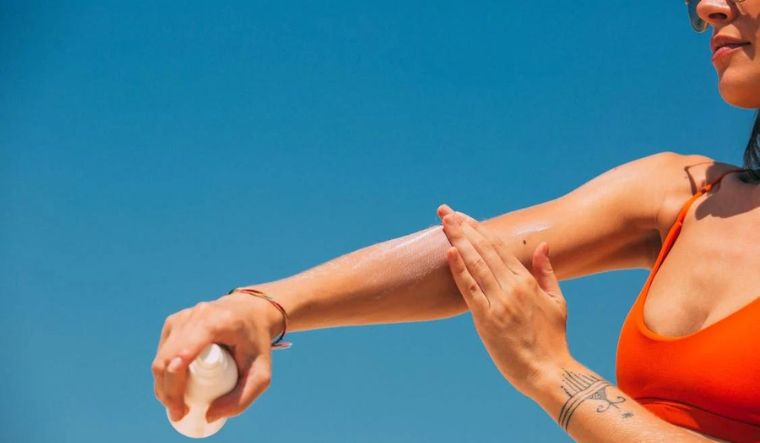 A duhet të dilni verës pa krem kundër diellit? Ja çfarë thonë dermatologët
