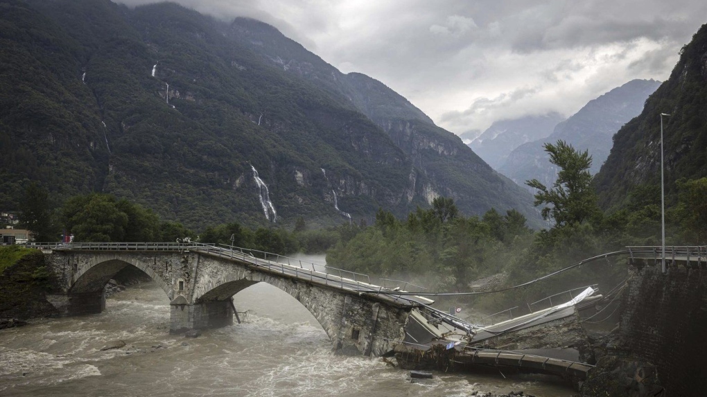 Ura në Visletteo u shkatërrua për shkak të stuhisë, në Visletto, në Luginën Maggia, në jug të Zvicrës, të dielën më 30 qershor 2024. Foto: AP